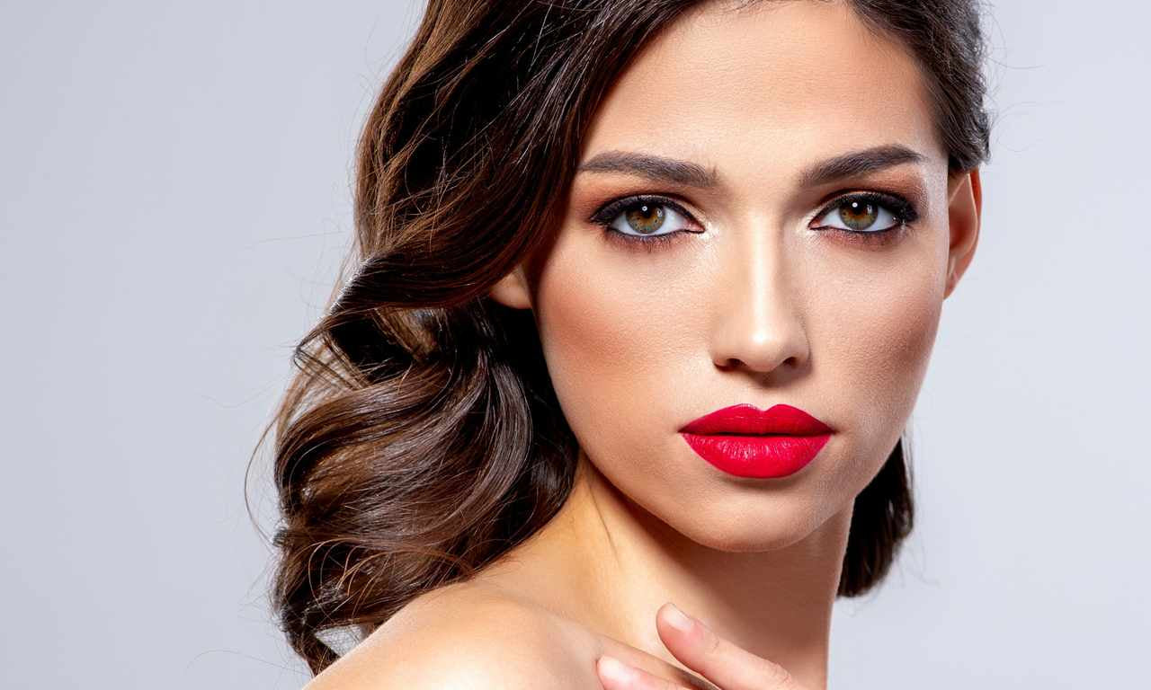 stunning woman showcasing best red lip pencil