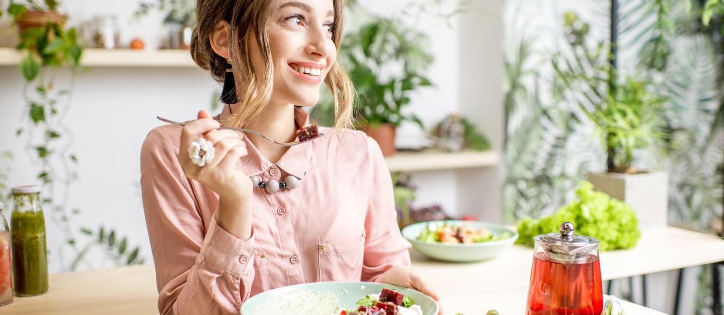 does-lipstick-come-off-while-eating-featured