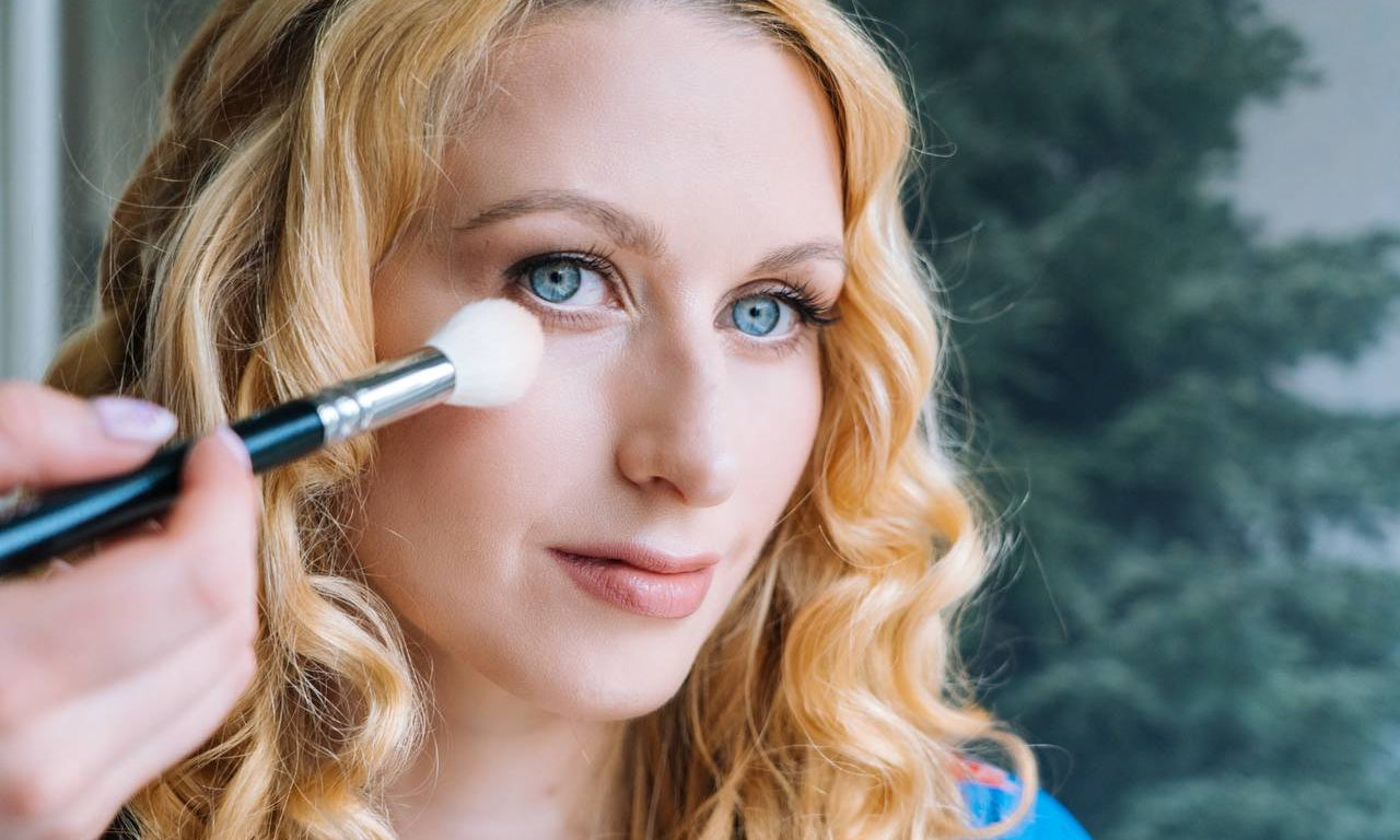 The Ultimate Guide to Choosing an Eyeshadow Palette for Blue Eyes