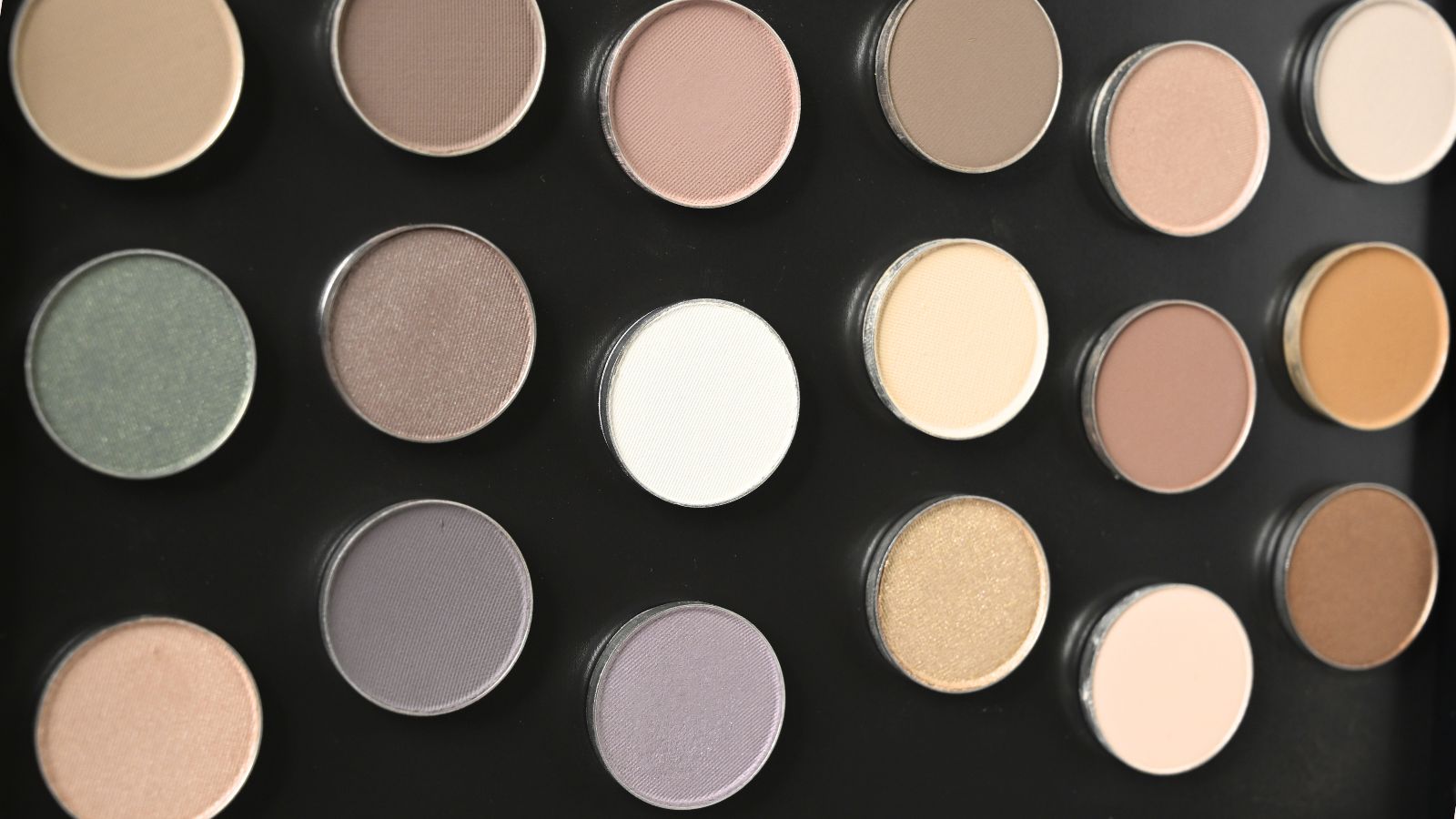 promocard_eyeshadows.jpg