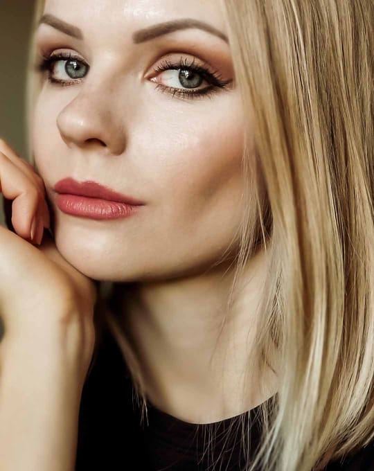 Image of Barbara A wearing a cat eye makeup look including her whole face makeup.