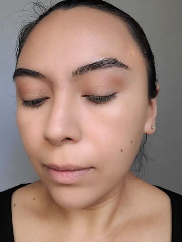 set your eye shadow for the inner and middle eyelid of a warm toned makeup look for spring